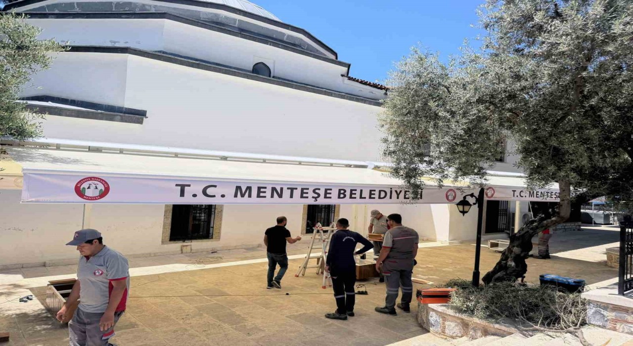 Menteşe Belediyesinden Kurşunlu Camiine gölgelik tente