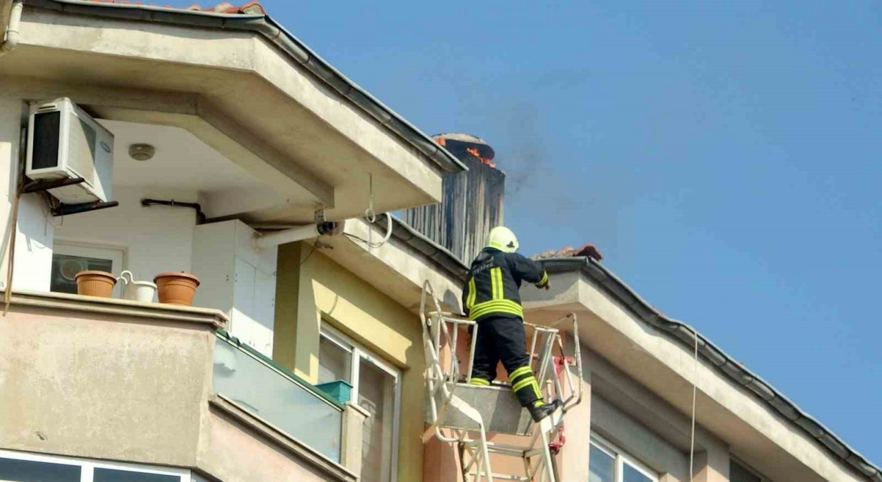 Menteşede apartman bacasında çıkan yangın paniğe neden oldu
