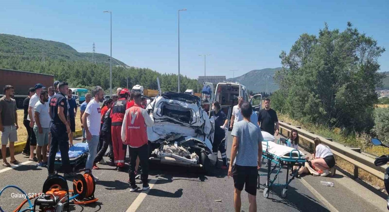 Menteşede kaza: 2si ağır 4 yaralı