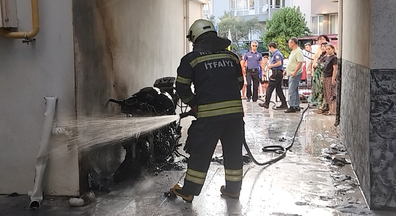 Menteşede park halindeki motosiklet alev aldı