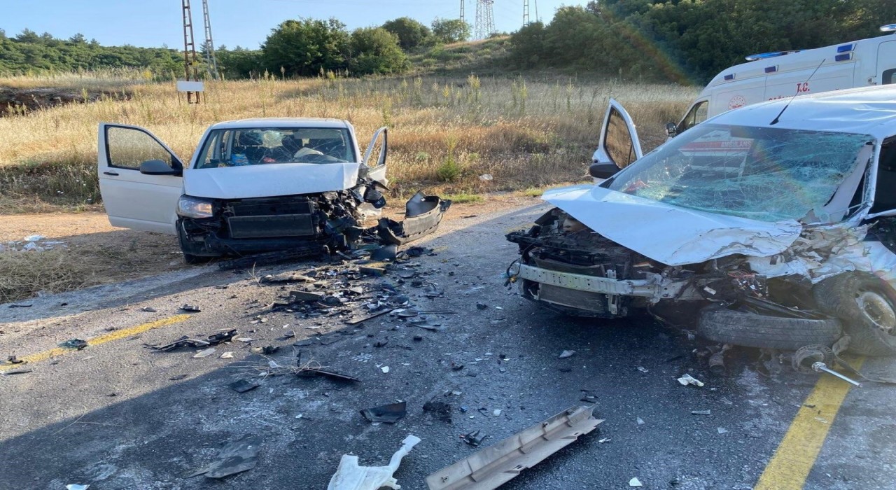 Menteşede ticari araçlar çarpıştı: 3 ağır yaralı