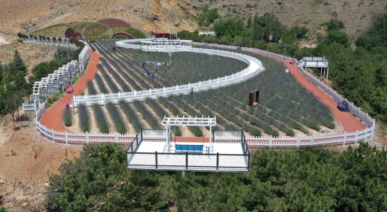 Meramda görsel şov yeniden başladı