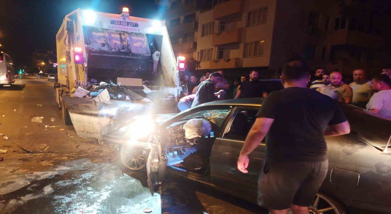 Mersinde alkollü sürücünün çöp aracına çarptığı kazada 1 temizlik personeli öldü 4ü yaralandı