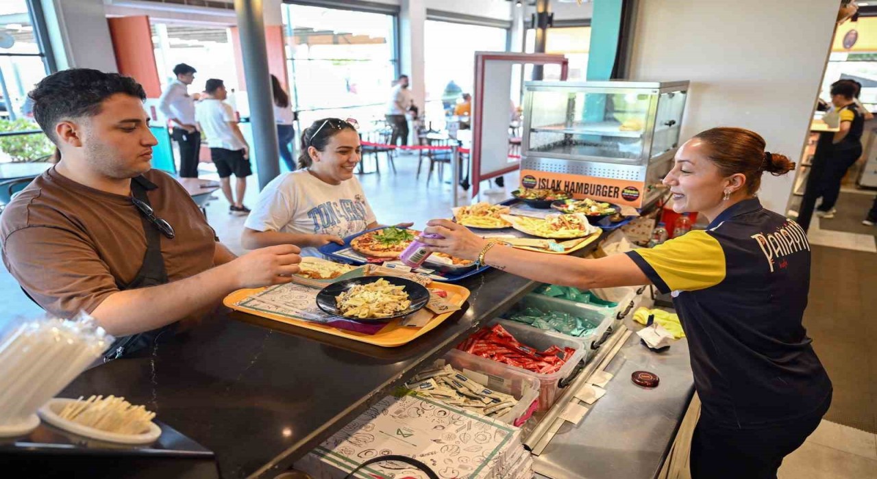 Mersinde bayramda sahil kafelerine yoğun ilgi