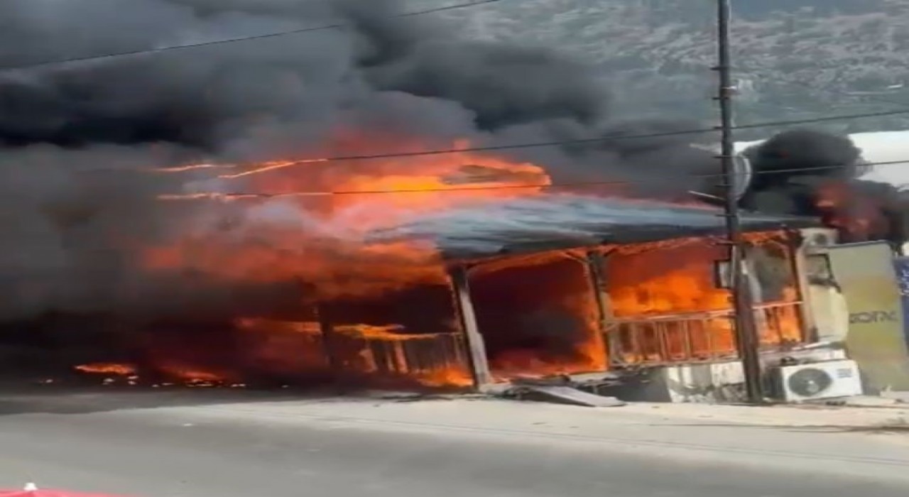 Mersinde çıkan yangınları itfaiye ekipleri söndürdü