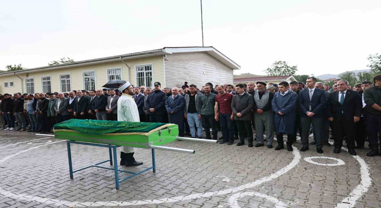 Mersinde denizde boğulan lise öğrencisi memleketi Çorumda son yolculuğuna uğurlandı