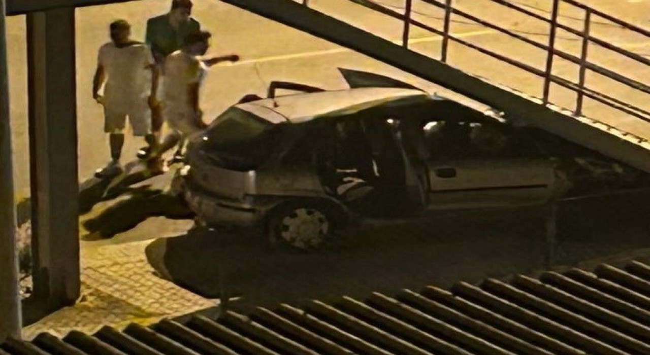 Mersinde otomobil üst geçide çarptı: 6 yaralı