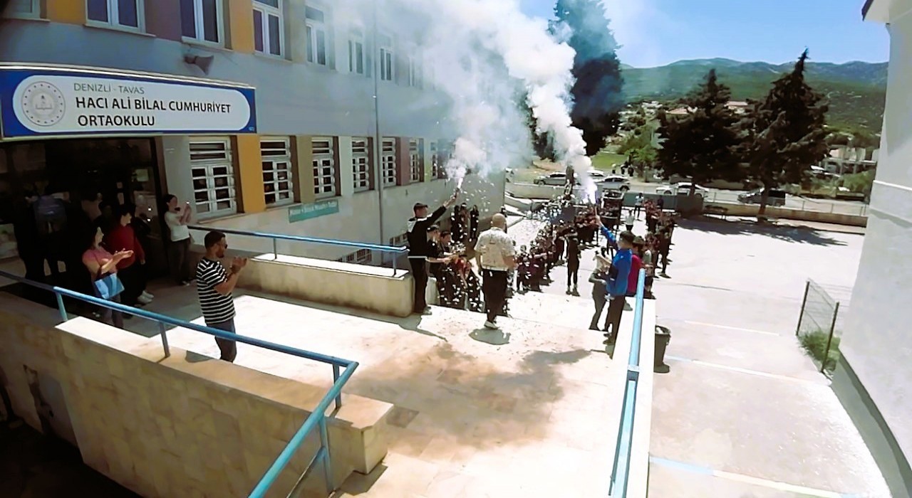 Meşale ve konfetilerle uğurlanan emektar öğretmenden duygulandıran öğütler