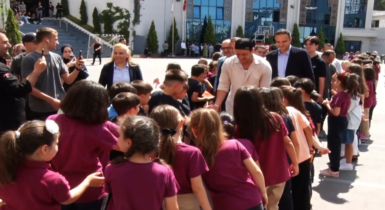 Mesut Özil, öğrencilerle bir araya geldi