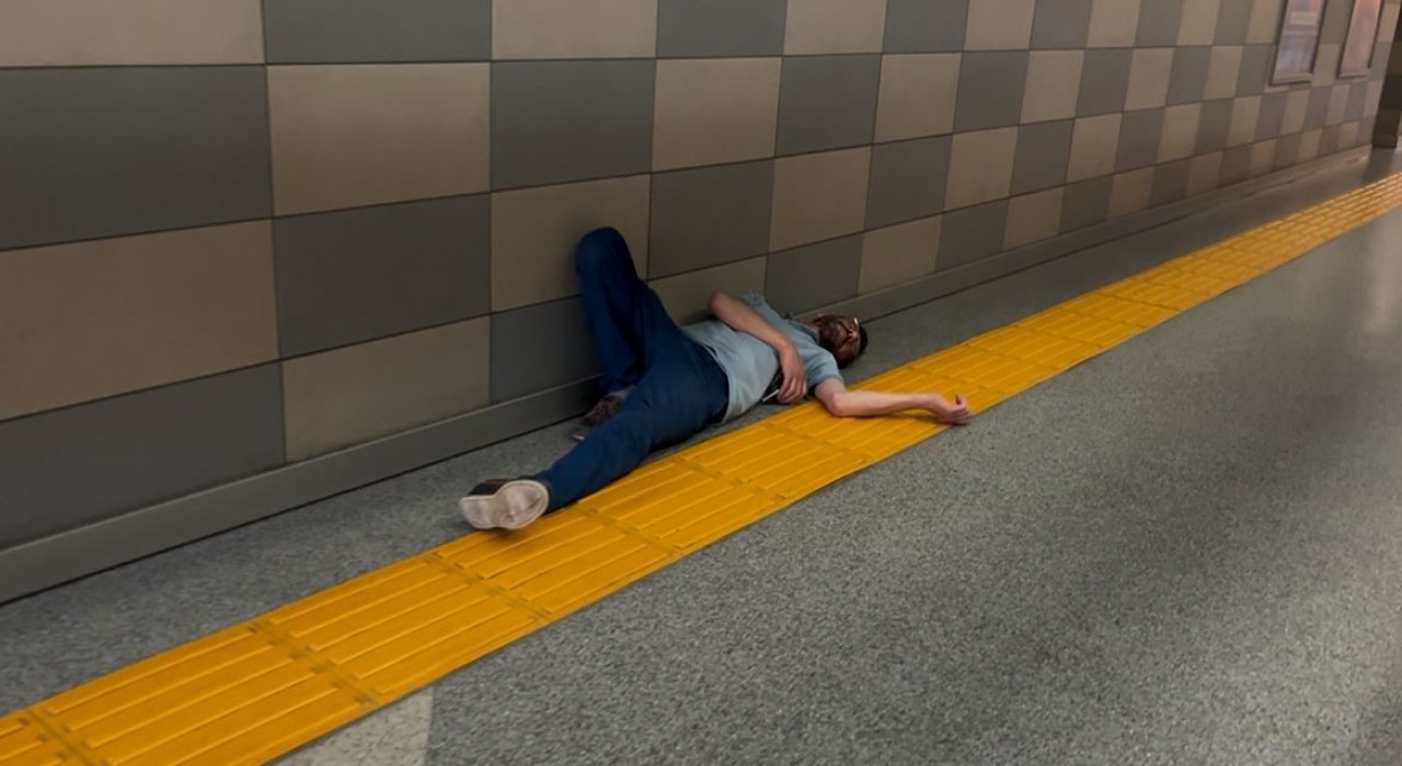 Metro istasyonunda sızıp kaldı; Ben neredeyim, bırakın yatayım dedi