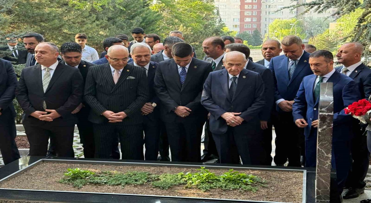 MHP Genel Başkanı Bahçeli, Alparslan Türkeşin kabrini ziyaret etti