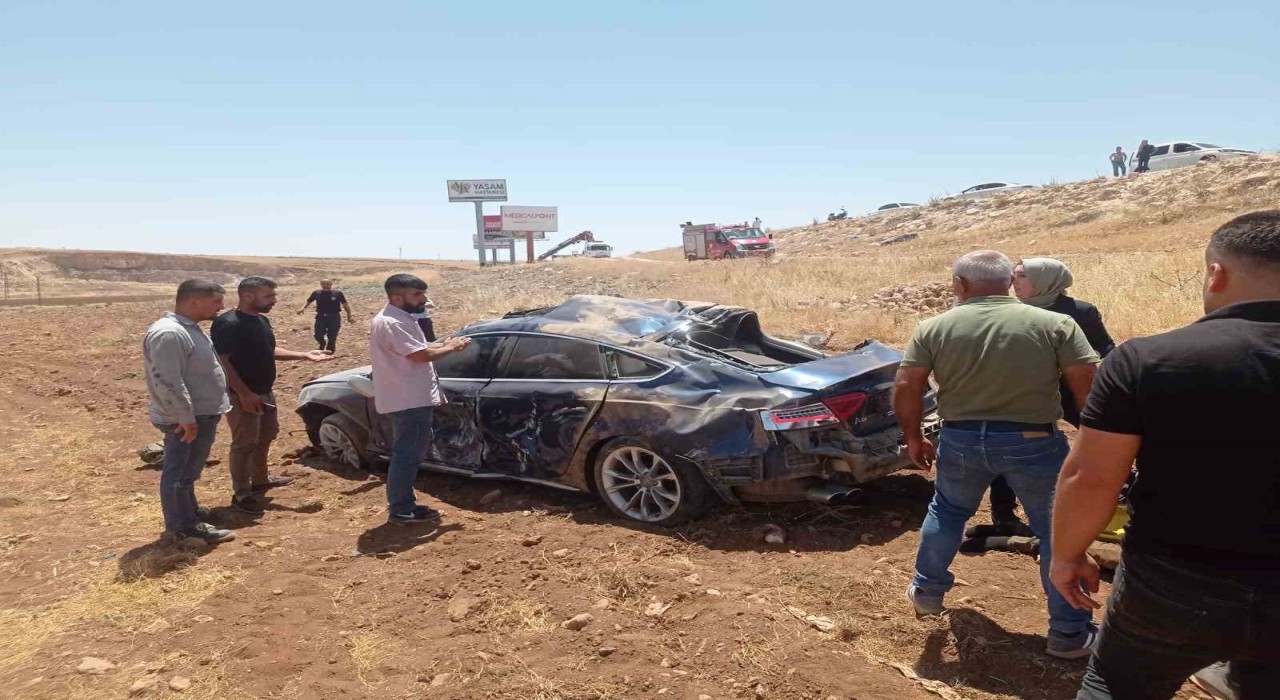 Midyatta virajı alamayan otomobil takla attı: 2 yaralı