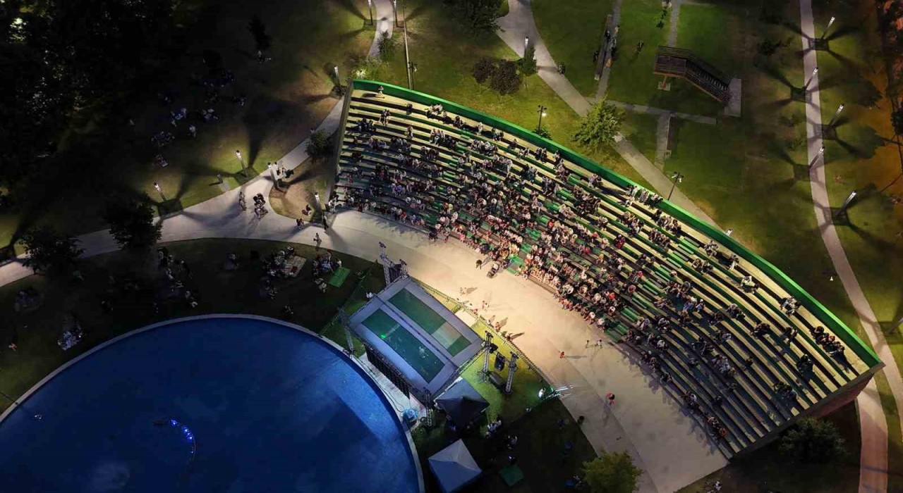 Millet Bahçesinde müzik dolu akşam: Şarkılara hep birlikte eşlik ettiler