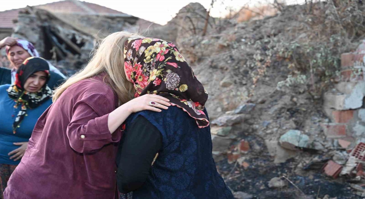 Milletvekili Ölmeztopraktan evi yangından etkilenen aileye ziyaret