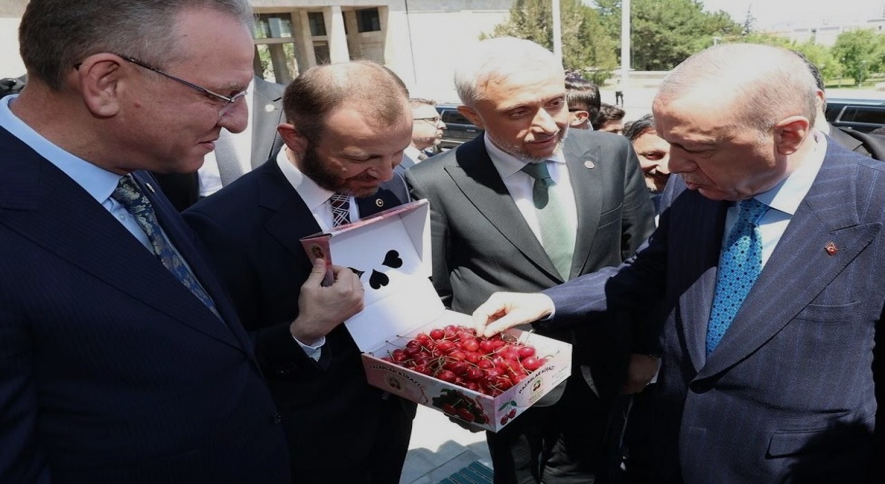 Milletvekillerinden Cumhurbaşkanı Erdoğana Kütahya kirazı ikramı