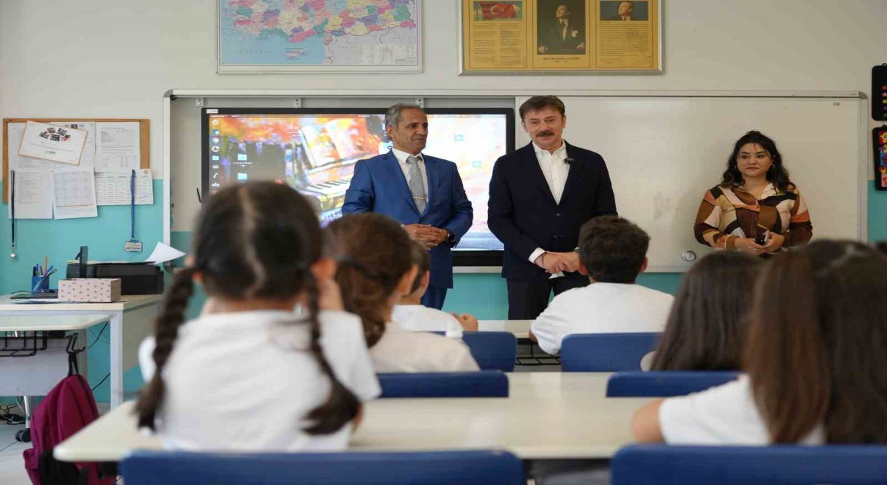 Milli Eğitim Bakanı Yusuf Tekin Bahçelievlerde öğrencilerin karne heyecanına ortak oldu