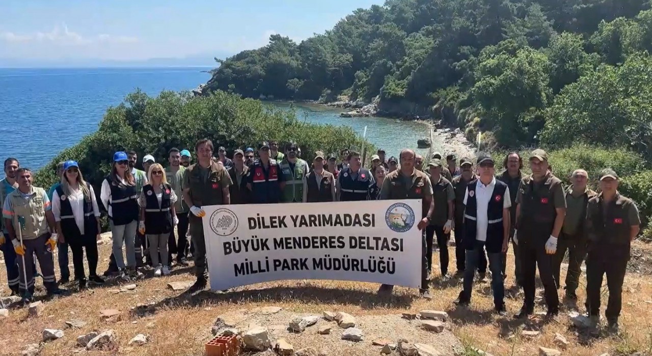 Milli Parkta ziyarete kapalı koylar temizlendi