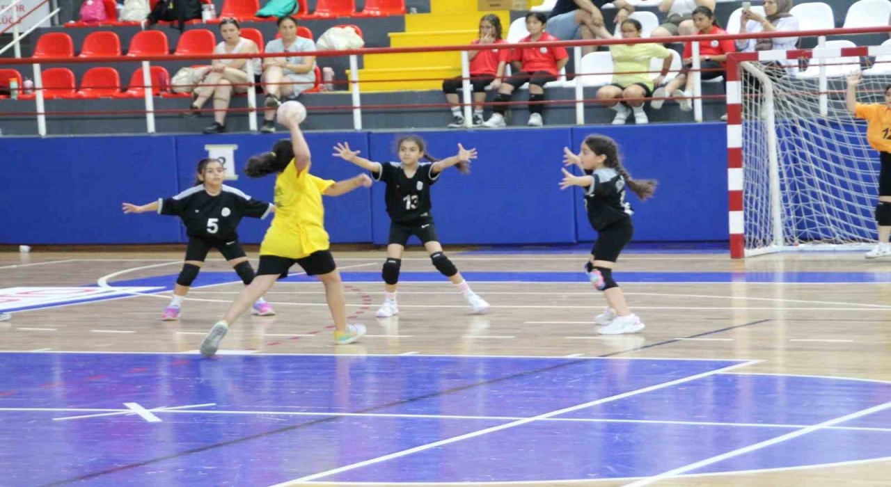 Minik Eller Hentbol Şenliğinde ödüller sahiplerini buldu