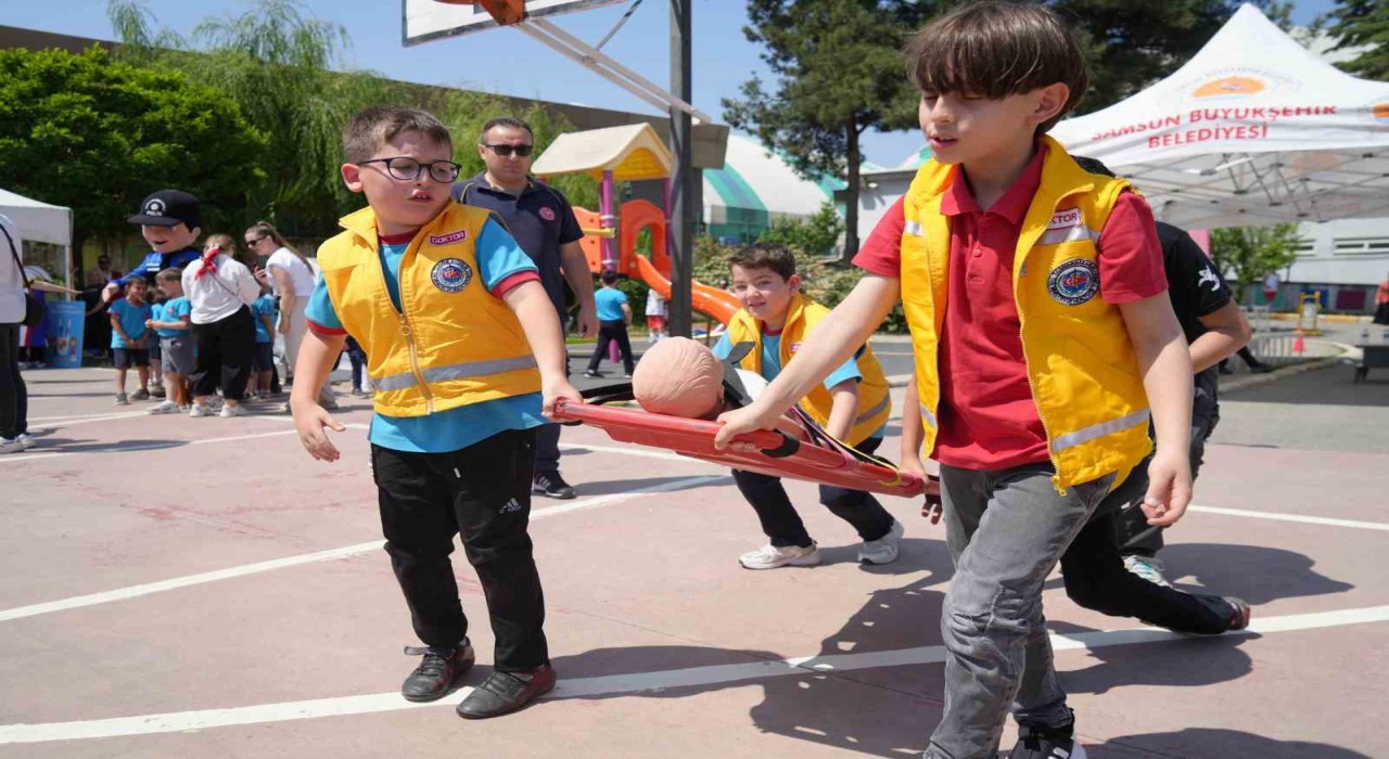 Minik sağlık elçileri, arkadaşlarına sağlık hizmetlerini anlattı