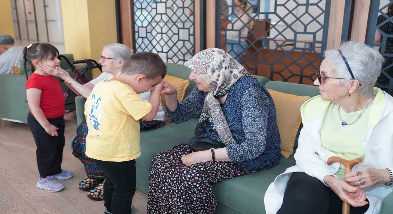Minikler büyükleriyle bayramlaştı