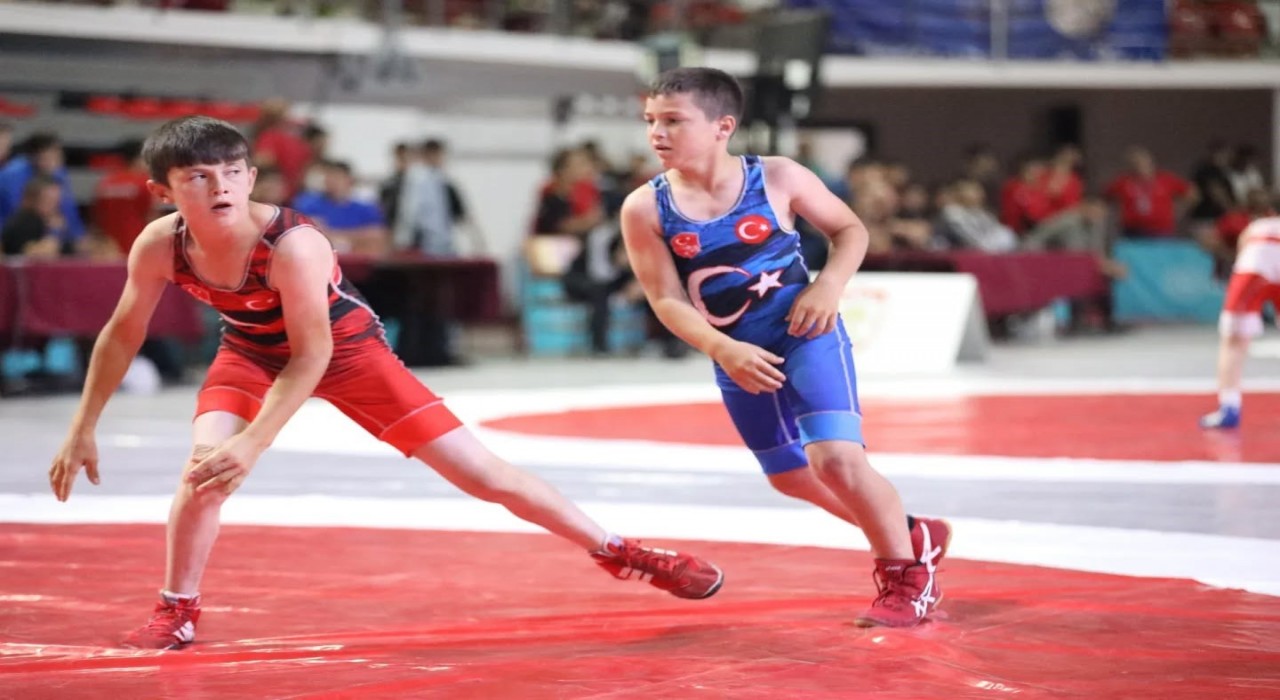 Minikler Grekoromen Güreş Şampiyonası Sivasta başladı