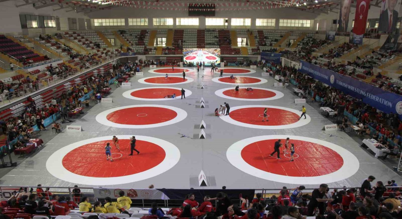 Minikler Türkiye Güreş Şampiyonası, Sivasta başladı