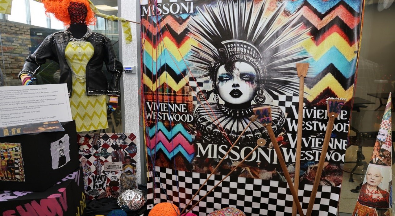 Moda Akademisinde Vitrin Bir Sahne sergisi açıldı