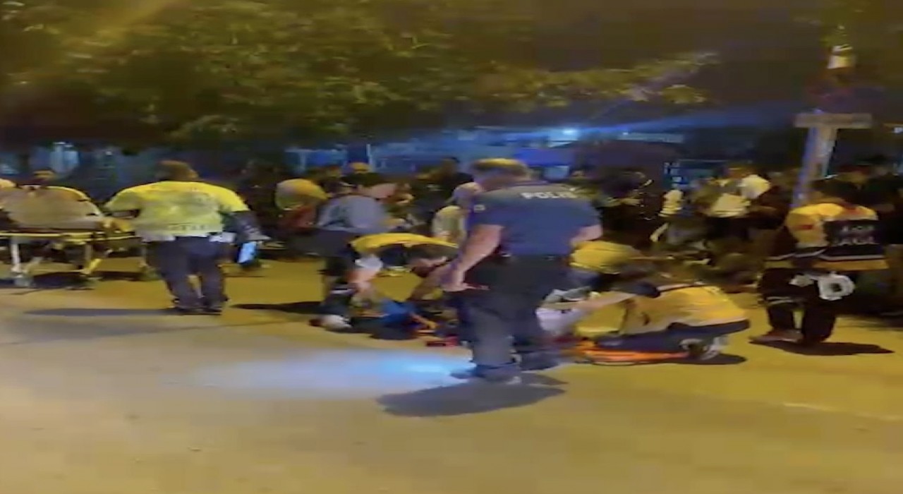 Motorsiklet yayalara çarptı: 1i çocuk, 3 yaralı