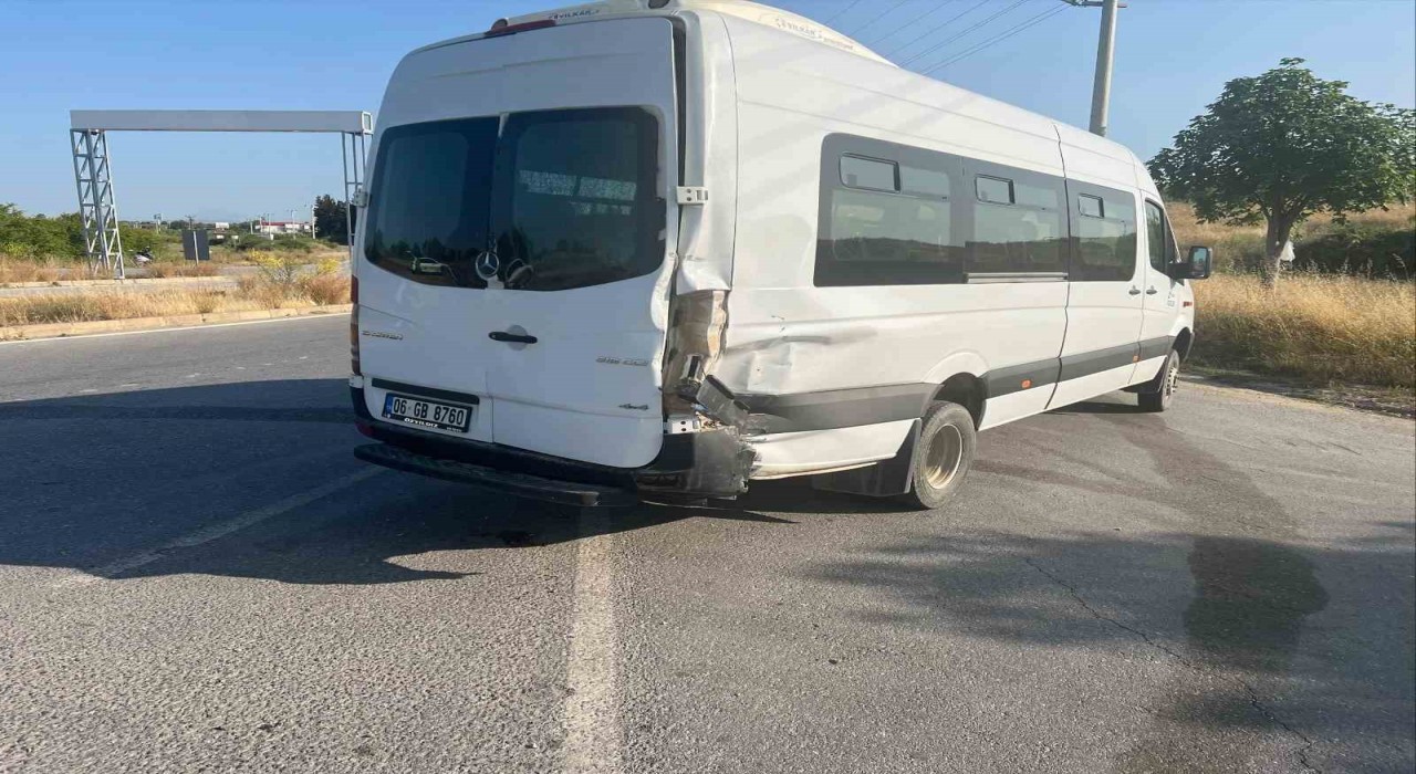 Motosiklet minibüse çarptı, sürücü ağır yaralandı