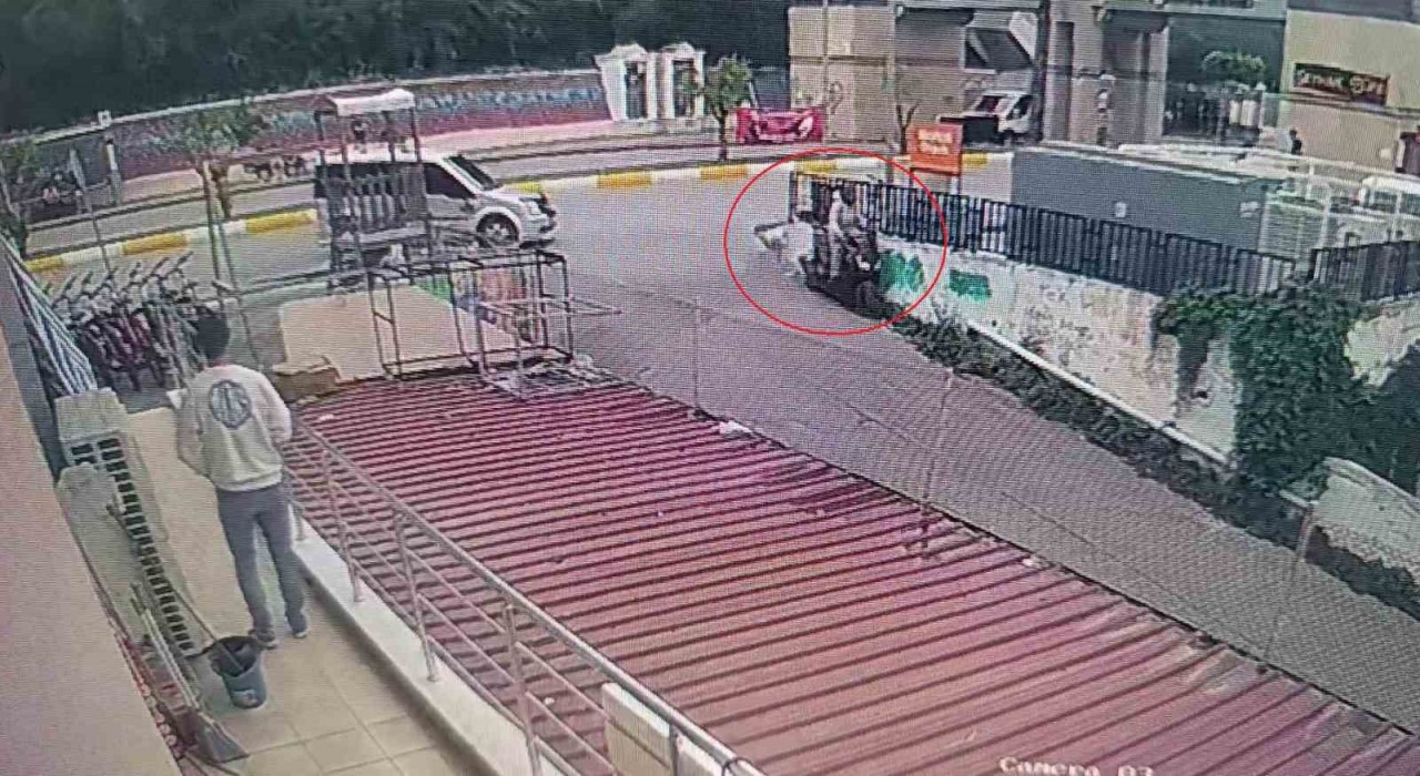 Motosiklet önce otomobile, ardından da duvara çarptı