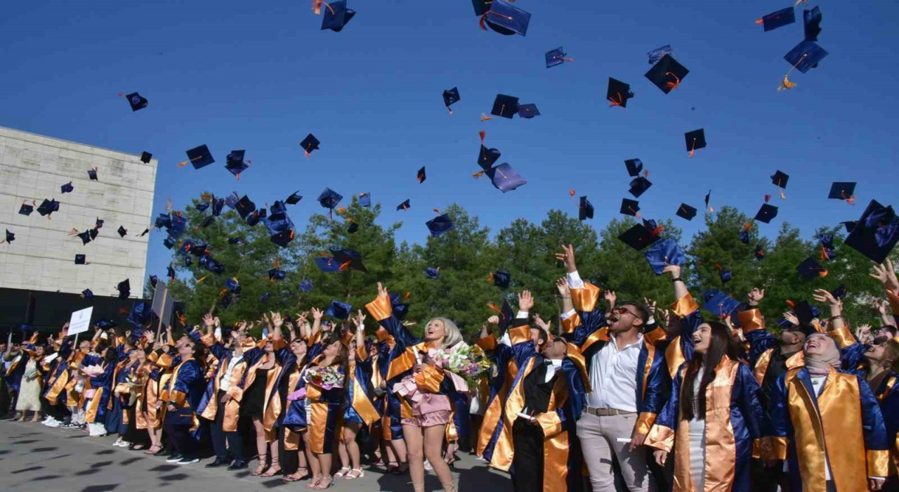 MSKÜ İİBFde mezuniyet coşkusu