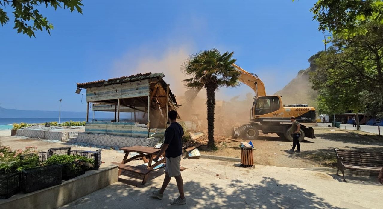 Mudanya Trilyede 30 yıllık 4 kafe yıkıldı