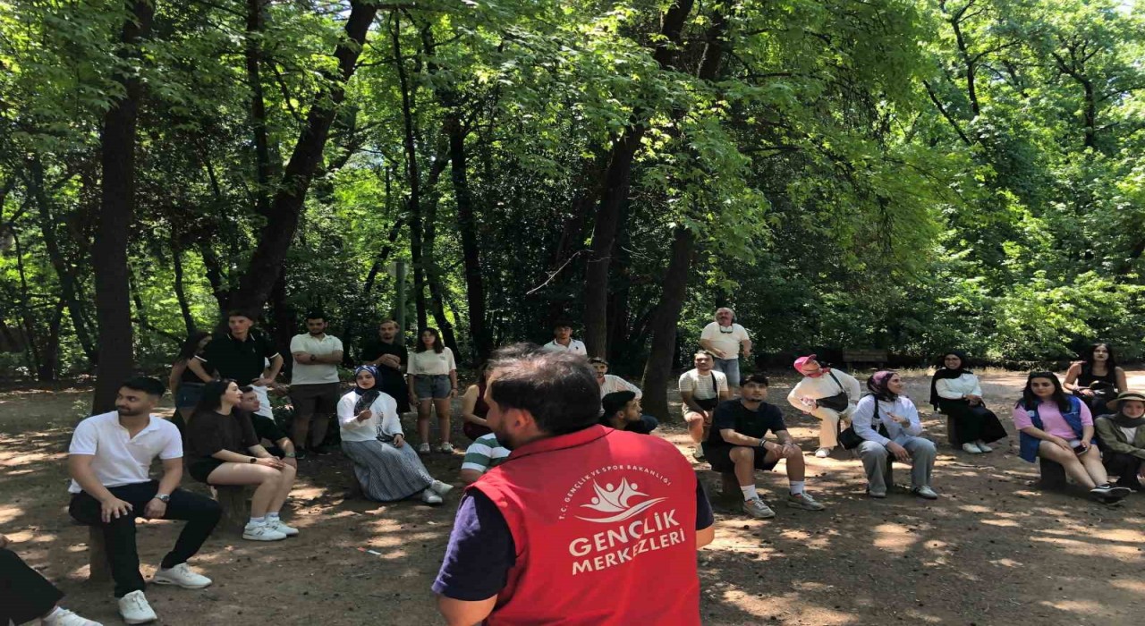 Muğlada gönüllü gençler doğayı keşfetti, çevre temizliği yaptı