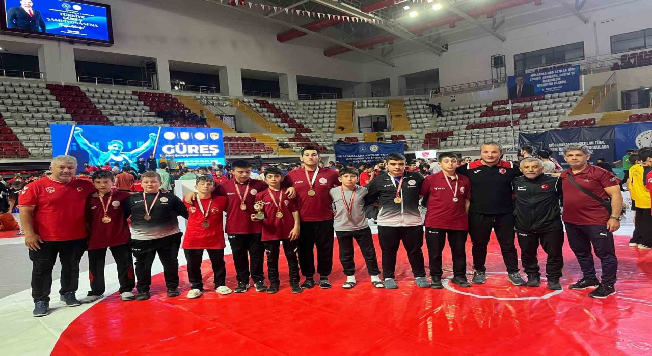 Muğlalı güreşçiler Sivastan madalya ile döndü