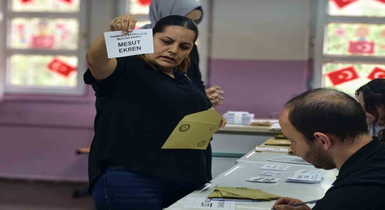 Muhtarlığı kazandı, sevincini çiftetelli oynayarak kutladı