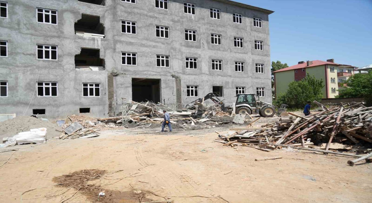 Muşta sundurma çöktü, 2 işçi yaralı