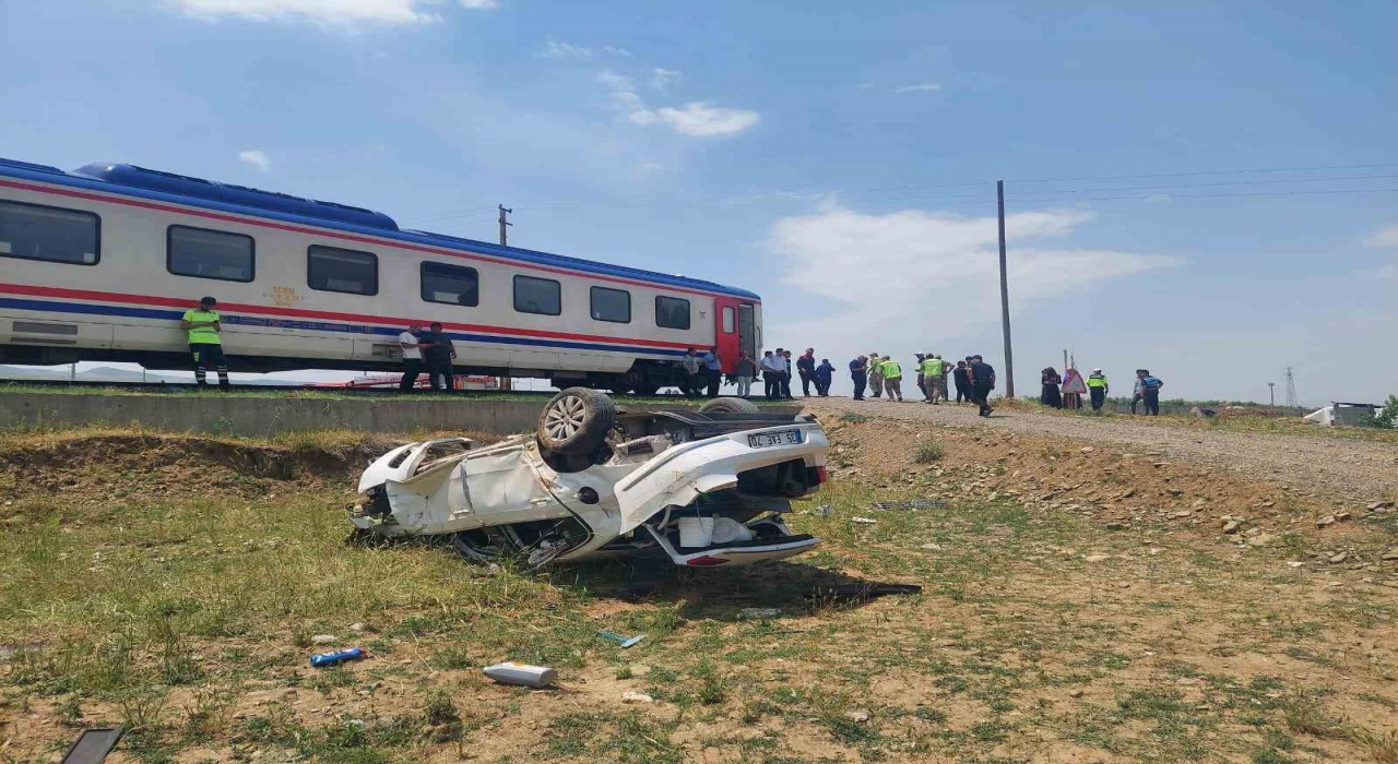 Muşta tren otomobile çarptı: 1 yaralı