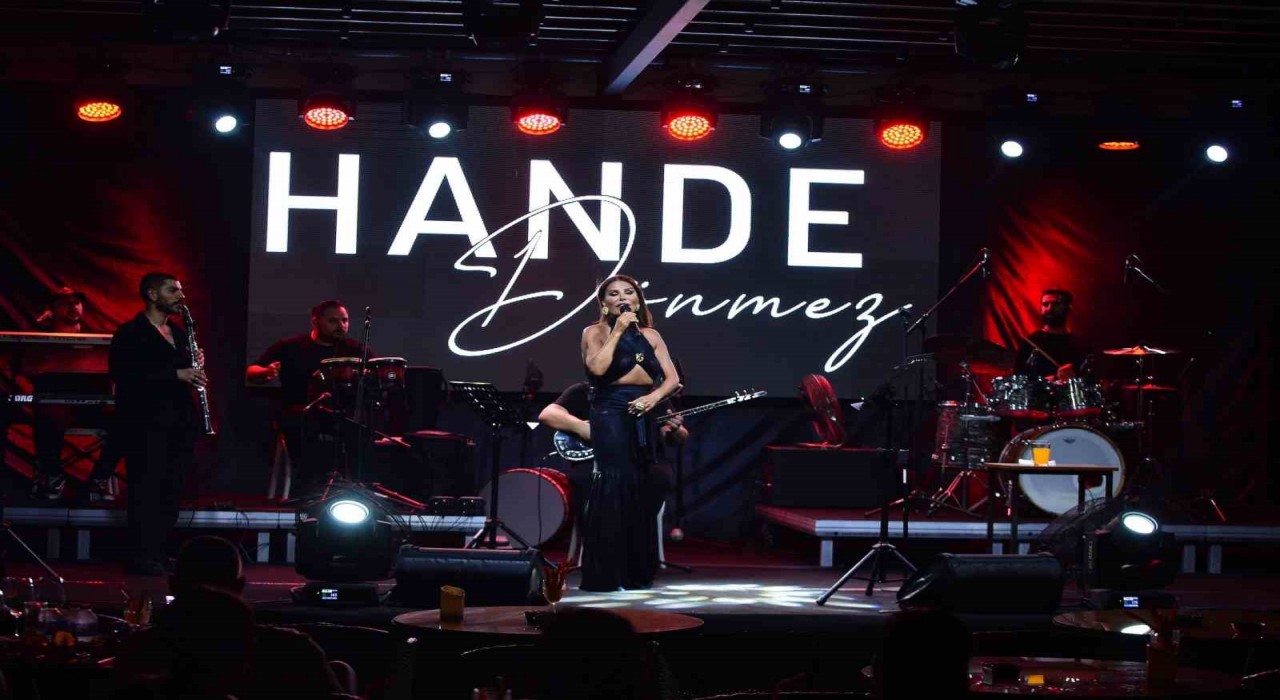 Müzik dünyasının sevilen ismi Bodrumda hayranlarına unutulmaz bir gece yaşattı