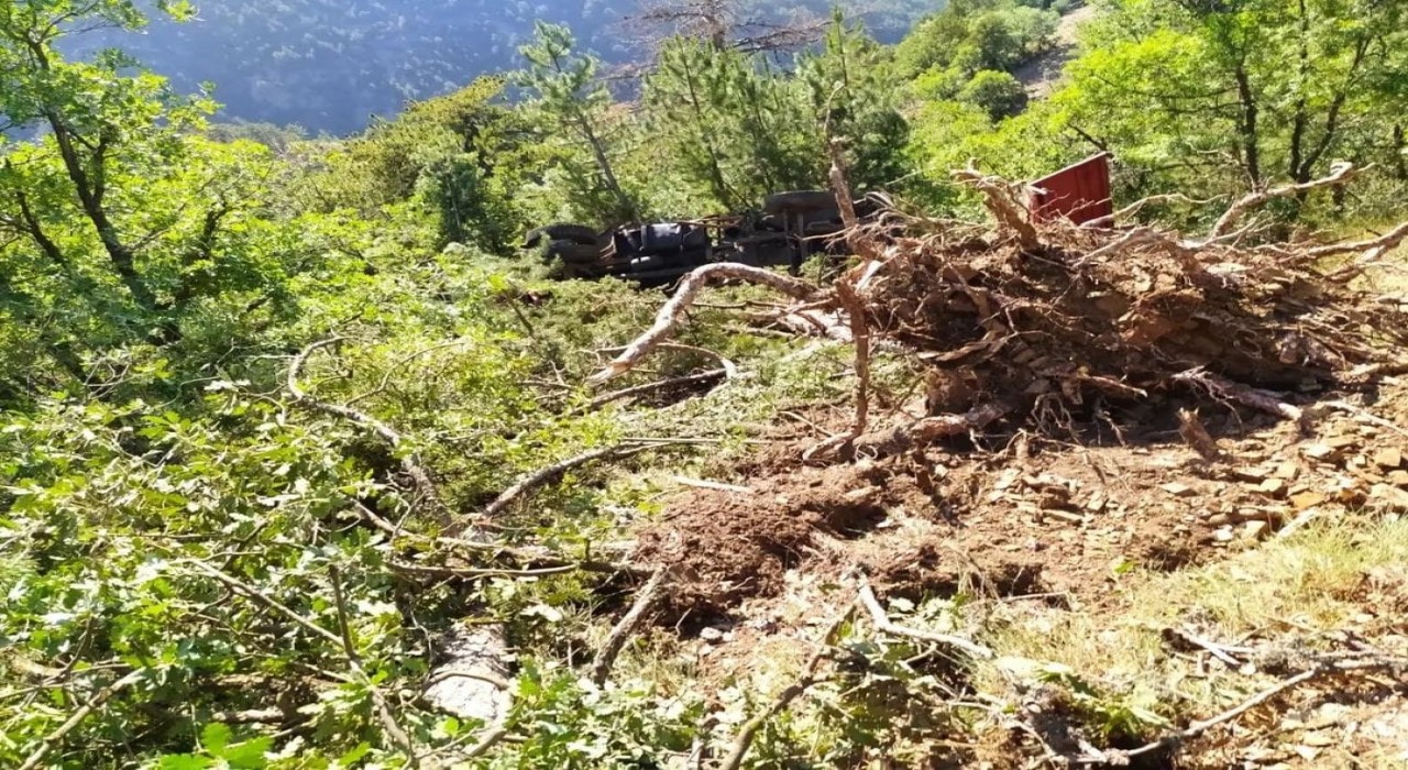 Nallıhanda freni boşalan itfaiye aracı uçuruma yuvarlandı