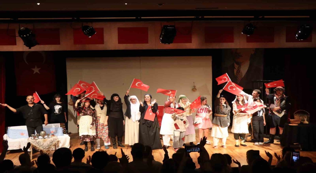 Nazillide tiyatro oyununa ilgi yoğun oldu