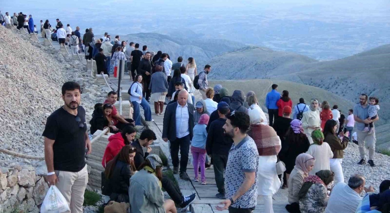 Nemrut Dağı Kurban Bayramında binlerce turisti ağırladı