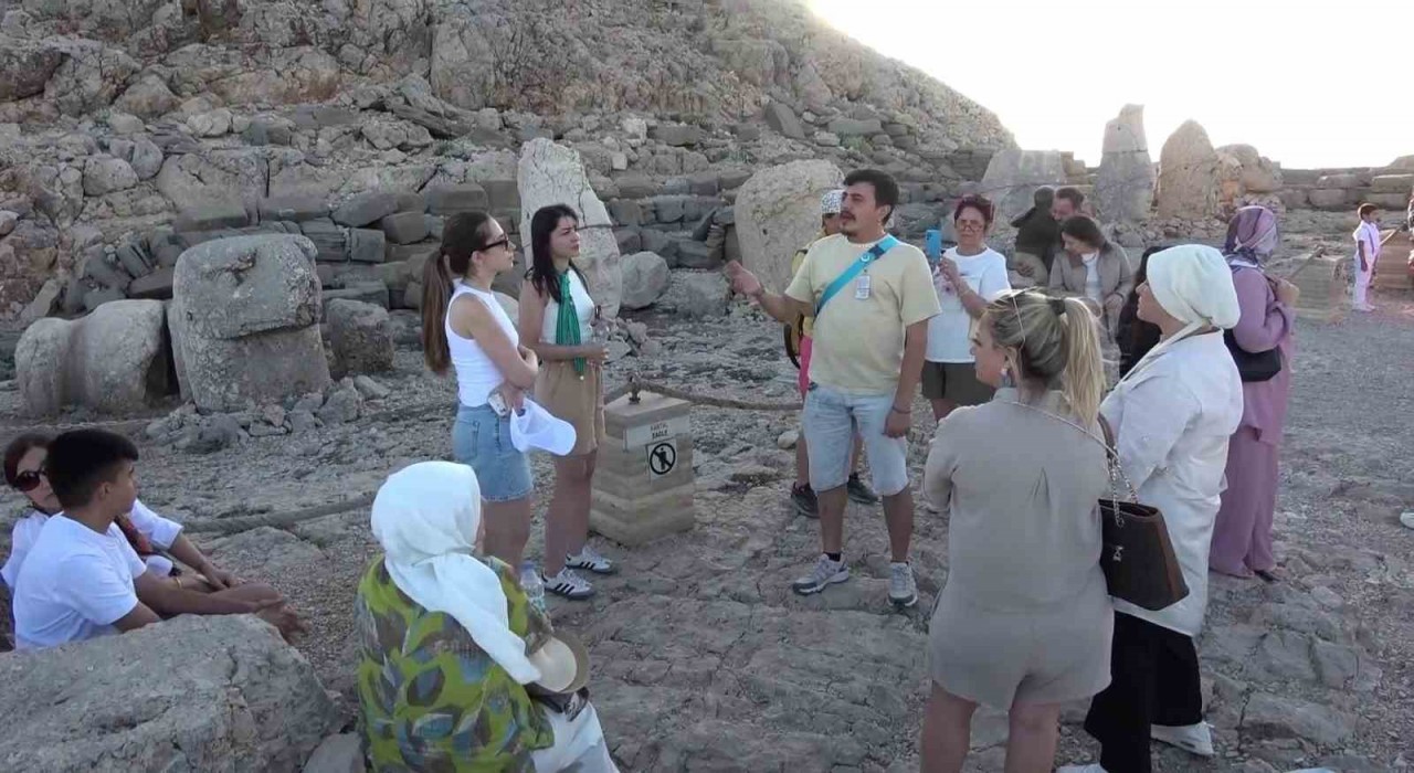 Nemrut Dağında hafta sonu turist yoğunluğu