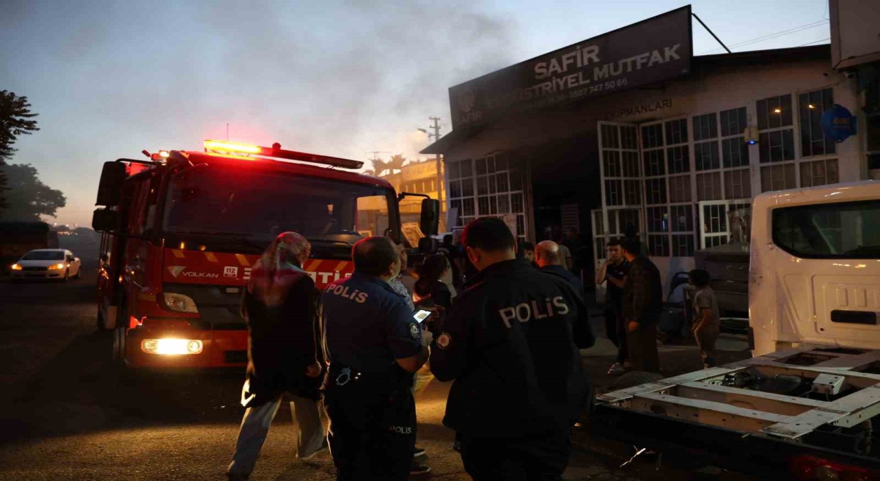 Nevşehirde iş yeri yangını paniğe neden oldu