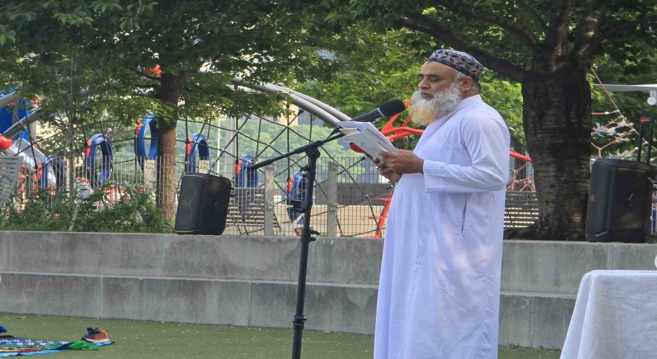 New Yorkta bayram namazı sıcak hava nedeniyle parkalarda kılındı