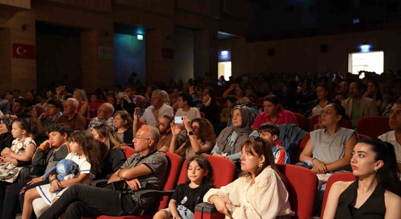 Niğdede öğrencilerden İngilizce tiyatro