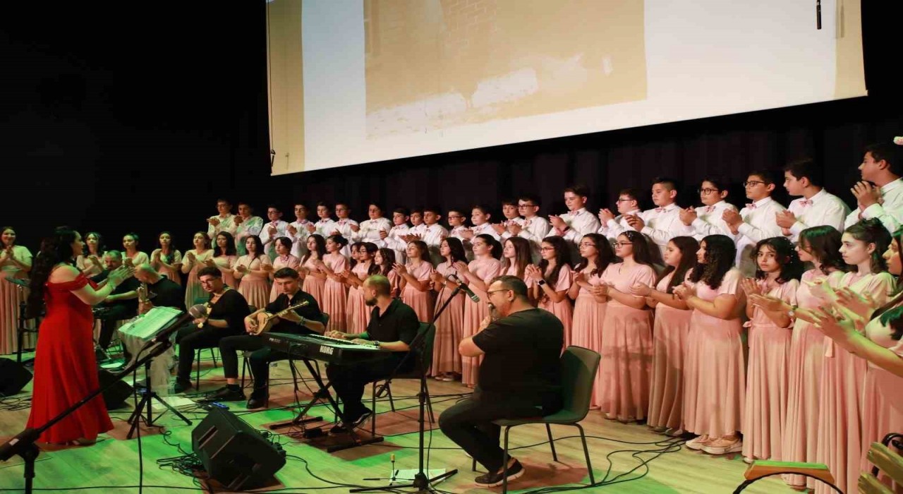 Niğdede şiir ve müzik dolu akşam: Bir Nefes Şiir, Bir Ezgi Müzik programı yoğun ilgi gördü