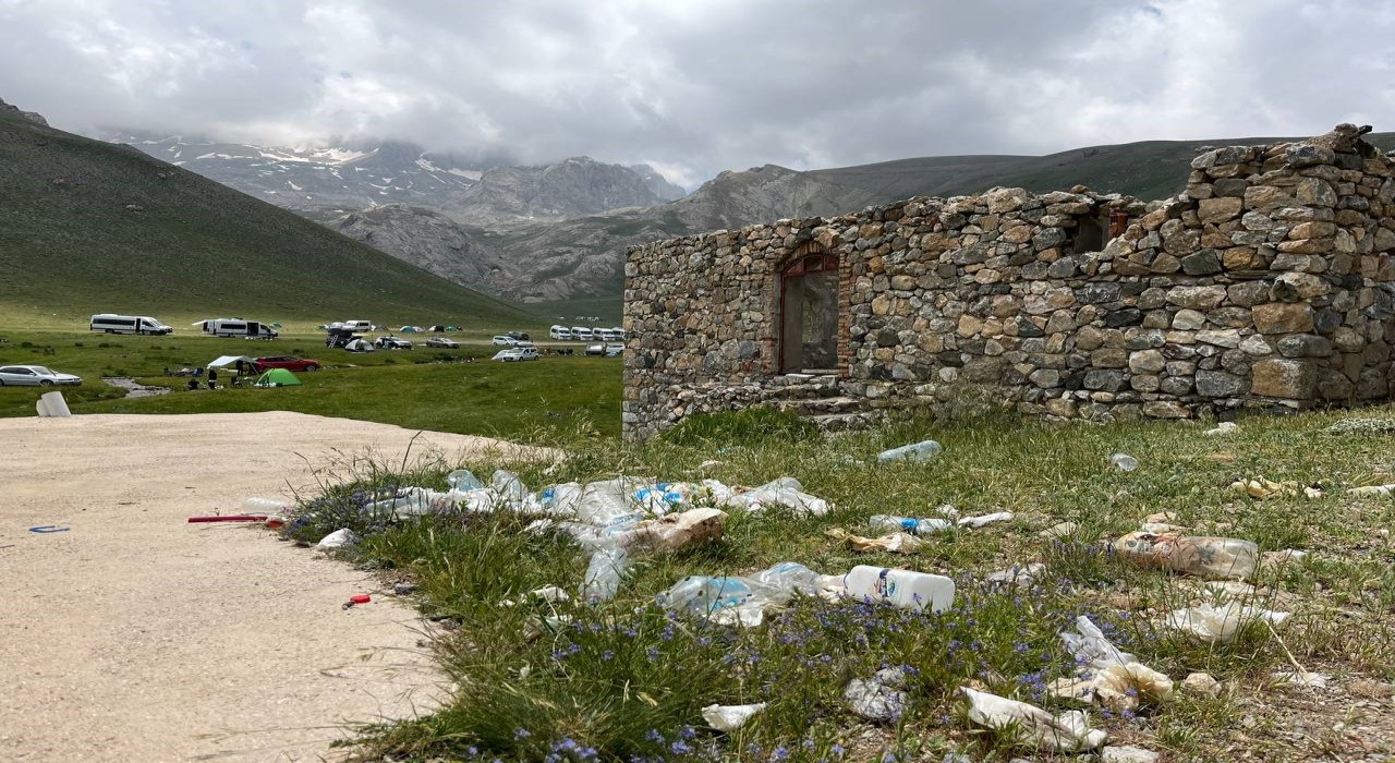 Niğdenin doğal cenneti Karagöl ve Çini Göl alarm veriyor