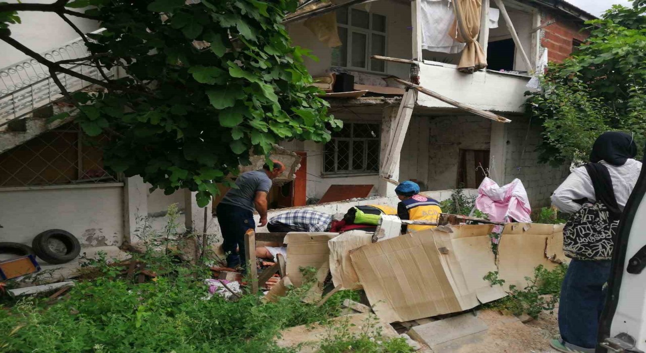 Niksarda evin balkonu çöktü, 1 kişi yaralandı