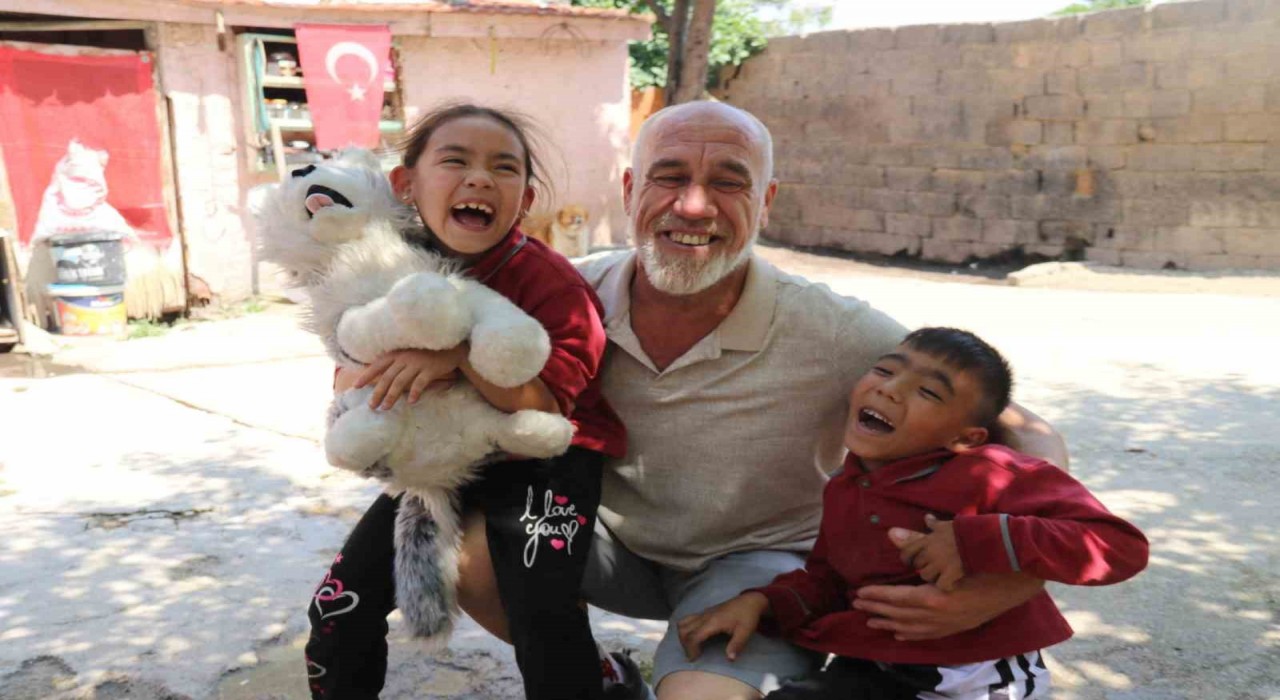 Oğlunun Annem neden gelmiyor sorusuna yutkunarak Gelecek diyor