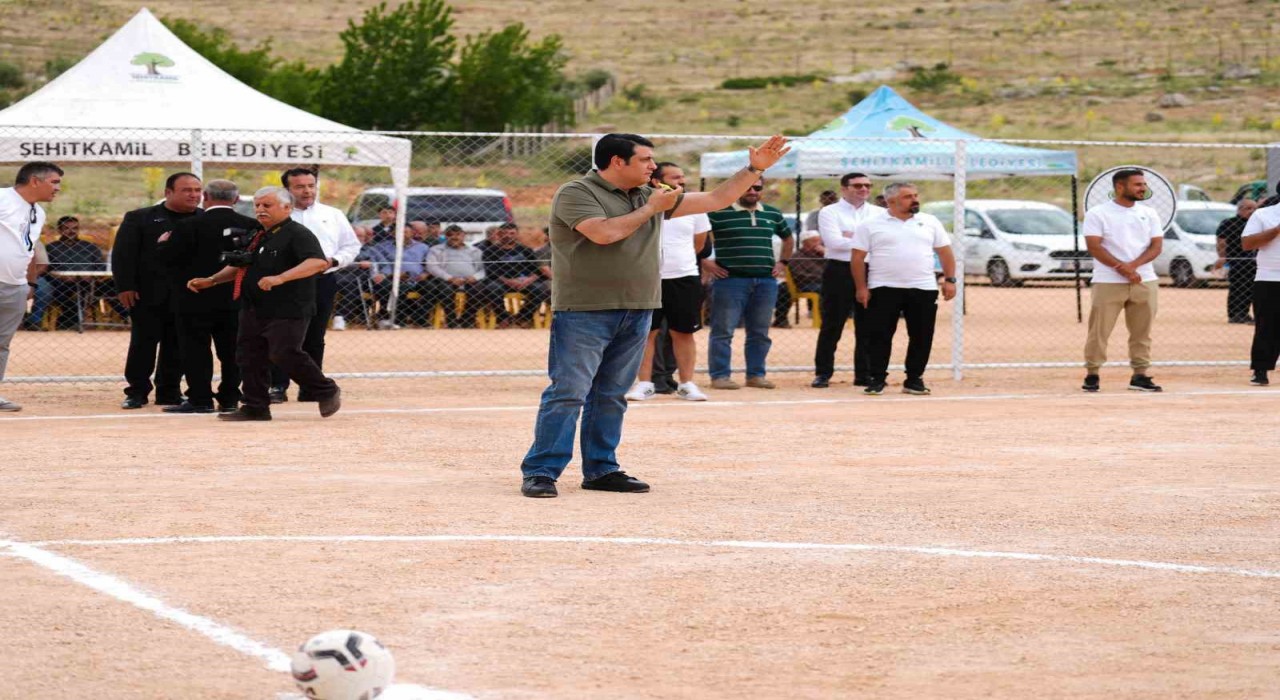 Öğümsöğüte futbol sahası